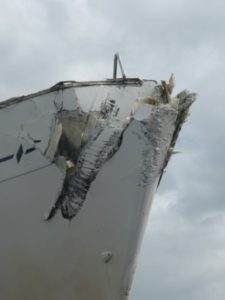 Aanvarings schade aan de boeg van een zeiljacht.