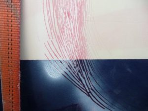 Penetrant onderzoek naar scheuren in de gelcoat op een romp.